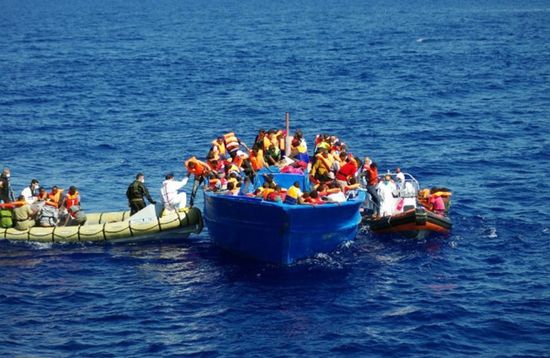 فرار عشرات المهاجرين بعد إنقاذهم قبالة سواحل ليبيا