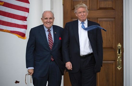 محامي ترامب يكشف حقيقة تمويل رحلاته للتحقيق بشأن "بايدن"