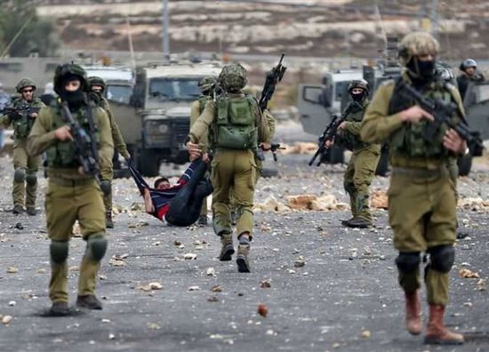 قوات الاحتلال الإسرائيلي تعتقل 3 فلسطينيين من بلدة العيسوية بالقدس