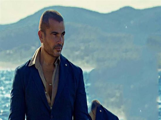 أغنية "تحيرك" لعمرو دياب تقترب من 2 مليون مشاهدة 