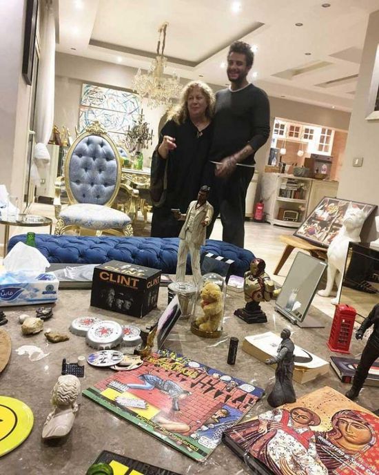 شاهد.. أحمد الفيشاوي بصحبة والدته سمية الألفي في أحدث ظهور