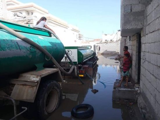 لليوم الثالث.. استمرار  شفط مياه الأمطار في مديرية الشيخ عثمان (صور)