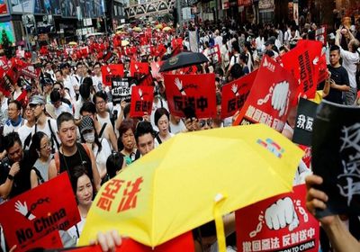 آلاف المحتجين يحتشدون بهونغ كونغ وسط مخاوف من وقوع اشتباكات