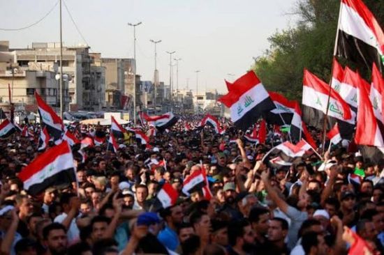 احتجاجات عارمة في بغداد وسياسيون يشكلون حكومة إنقاذ