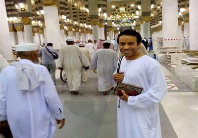 الفنان سامح حسين يؤدي مناسك العمرة