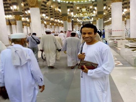 الفنان سامح حسين يؤدي مناسك العمرة