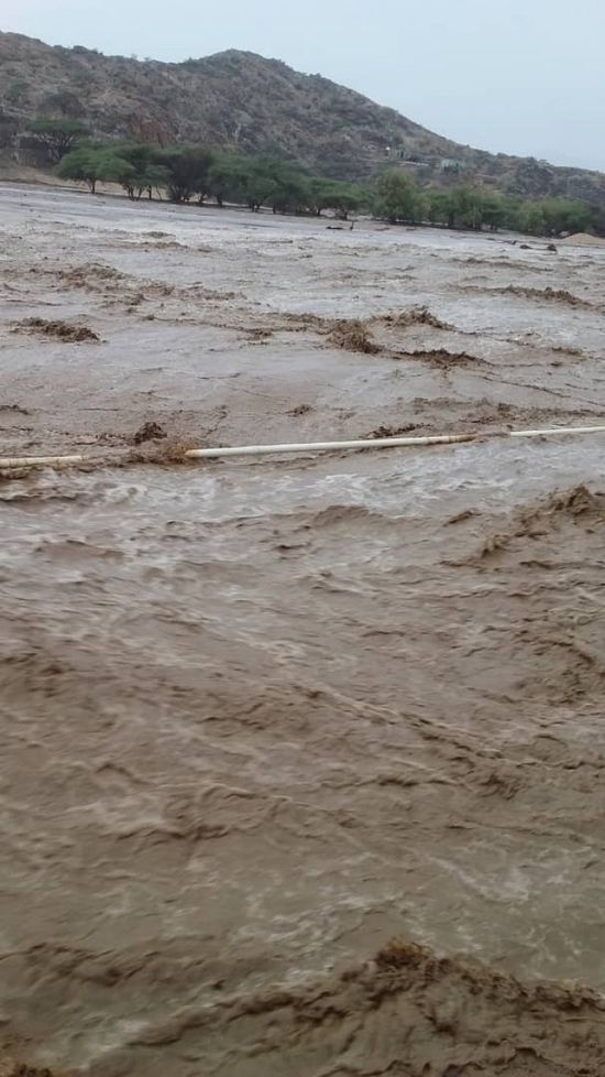 بسبب السيول..أزمة في مياه الشرب في منطقة تنامر بلحج (صور)