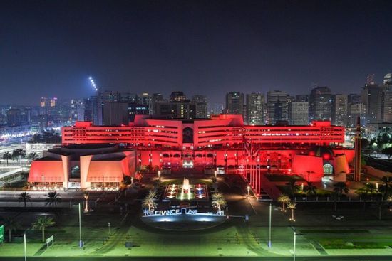 بمناسبة اليوم الوطني السبعين.. مبنى مدينة أبوظبي يضئ بألوان العلم الصيني