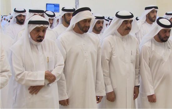 ولى عهد أبو ظبي والحكام يؤدون صلاة الجنازة على جثمان شقيق "أم الإمارات"