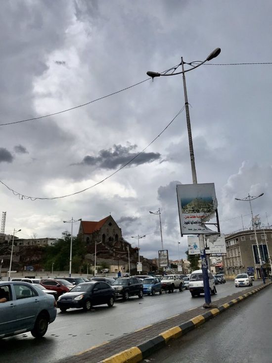 سقوط أمطار على عدد من مديريات العاصمة عدن (صور)