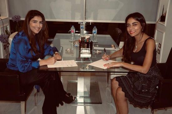 مي عمر تتعاقد مع سارة الطباخ لإدارة أعمالها