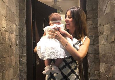 بالفيديو.. جنات تداعب ابنتها بهذه الأغنية