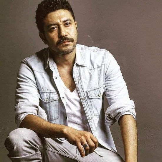 محمد عز يشارك جمهوره بفيديو من كواليس أولى أغانيه "شبعان دلع"