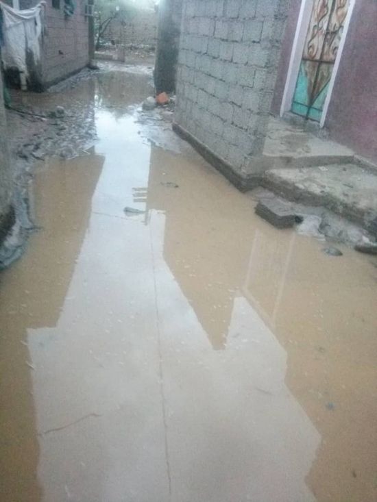 مياه السيول بلحج تغمر 14 منزلاً بمديرية تبن