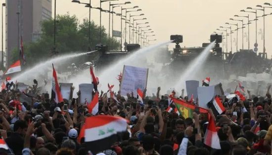 قوات الأمن العراقية تطلق نار و قنابل مسيلة للدموع على المتظاهرين