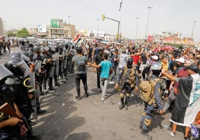 المحتجون في بغداد يرفعون لافتات تطالب برحيل رئيس الحكومة