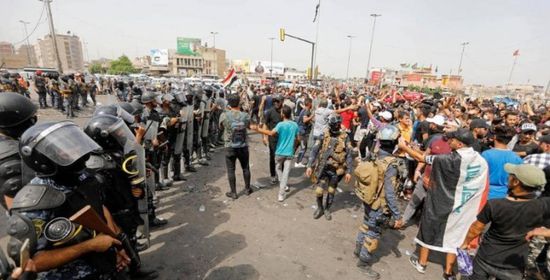 المحتجون في بغداد يرفعون لافتات تطالب برحيل رئيس الحكومة