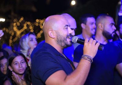 محمود العسيلي يحقق أمنية إحدى معجباته (صور)