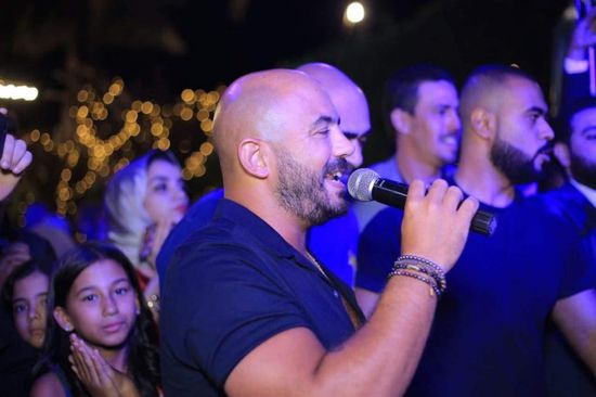 محمود العسيلي يحقق أمنية إحدى معجباته (صور)