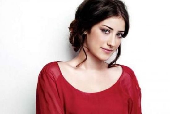 هازال كايا تستعرض حملها بهذه الصور