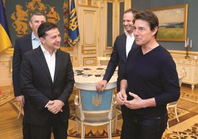بالفيديو.. تعرف على تفاصيل زيارة النجم توم كروز للرئيس الأوكراني