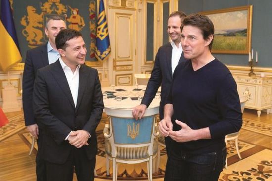 بالفيديو.. تعرف على تفاصيل زيارة النجم توم كروز للرئيس الأوكراني