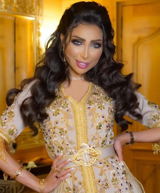 شاهد.. دنيا بطمة في صور جديدة بصحبة زوجها وابنتها 