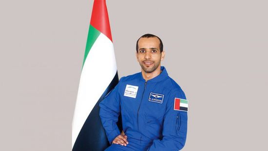 نائب حاكم دبي يهنأ رائد الفضاء الإماراتي هزاع المنصوري على عودته سالما