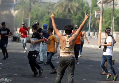 في تحدٍ لحظر التجوال.. شوارع بغداد تمتلئ بالمتظاهرين وعبوات الغاز المسيل