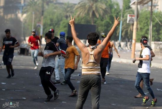 في تحدٍ لحظر التجوال.. شوارع بغداد تمتلئ بالمتظاهرين وعبوات الغاز المسيل