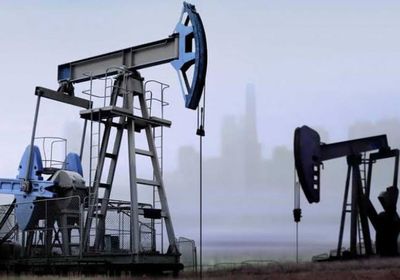 النفط يتكبد أكبر خسارة أسبوعية بفعل التوترات السياسية