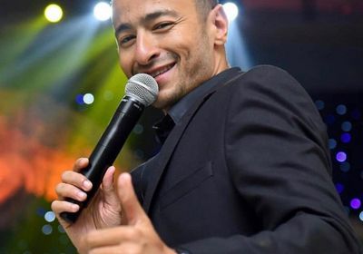 شاهد.. أحدث ظهور لحمادة هلال بعد إصابته بشرخ في ذراعه