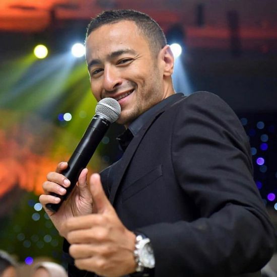 شاهد.. أحدث ظهور لحمادة هلال بعد إصابته بشرخ في ذراعه