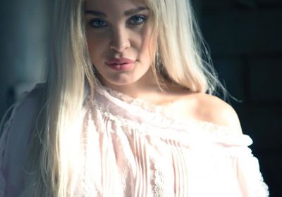 دومينيك حوراني تنشر صور جديدة لها من داخل منزلها