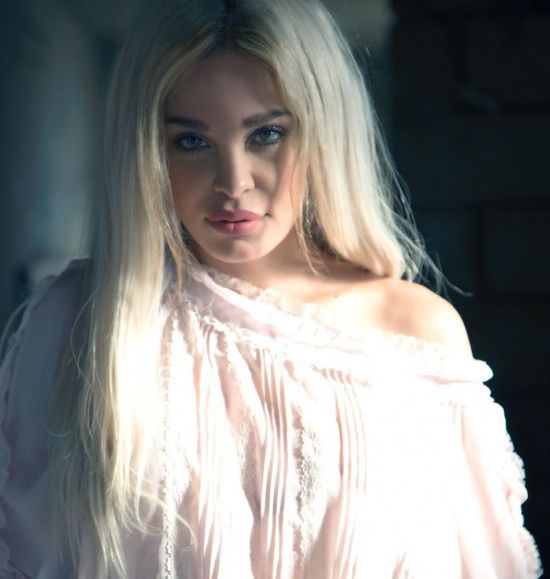 دومينيك حوراني تنشر صور جديدة لها من داخل منزلها