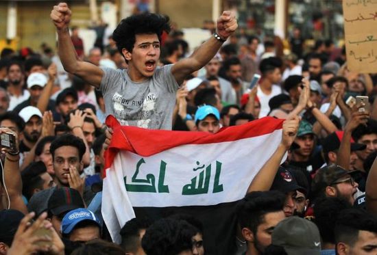 مقرب من خامنئي يحرض متظاهري العراق على احتلال السفارة الأمريكية