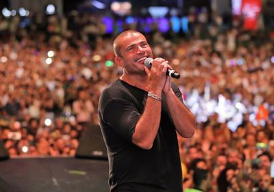 عمرو دياب يشعل مسرح حفله بالأردن (فيديو وصور)