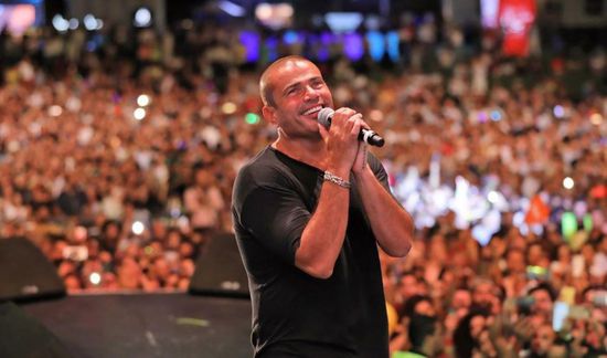 عمرو دياب يشعل مسرح حفله بالأردن (فيديو وصور)