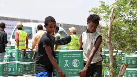 توزيع مساعدات سعودية على المتضررين من إعصار هيكا بلحج (صور)