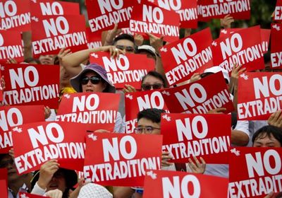 هونغ كونغ تشتعل بعد قرار حظر التظاهر بالأقنعة