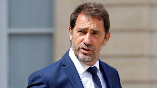 وزير الداخلية الفرنسي يرفض الاستقالة بعد مقتل رجال شرطة