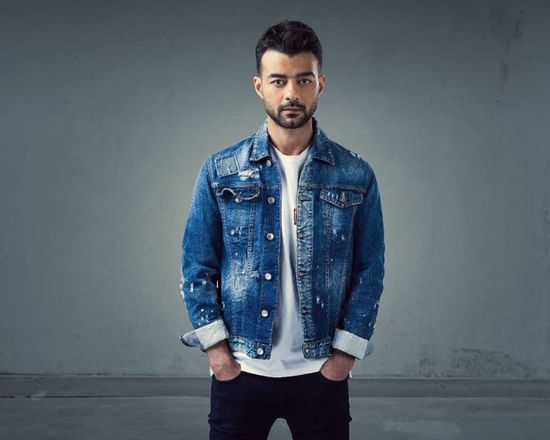 هيثم شاكر يحصل على درع اليوتيوب (صورة)