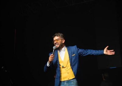 بالصور.. المغربي حاتم عمور يتألق بحفله في باريس 