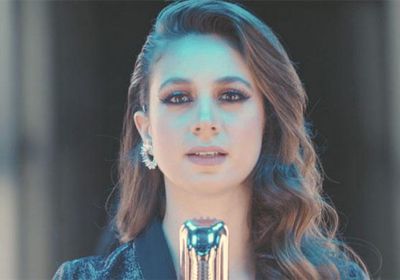 اللبنانية عزيزة تحتفل بأولى أغانيها المصرية "أرقص معايا"