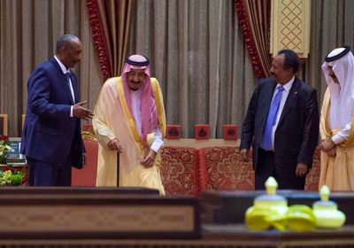 سياسي سعودي يُعلق على استقبال الملك سلمان لـ البرهان وحمدوك