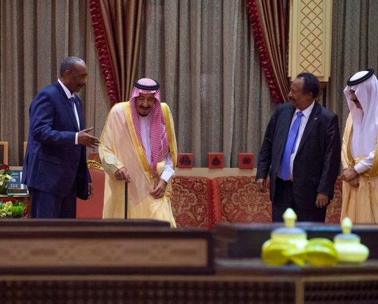 سياسي سعودي يُعلق على استقبال الملك سلمان لـ البرهان وحمدوك