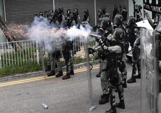 شرطة هونج كونج تطلق الغاز المسيل للدموع لإنهاء إحتفال مناهض للحكومة