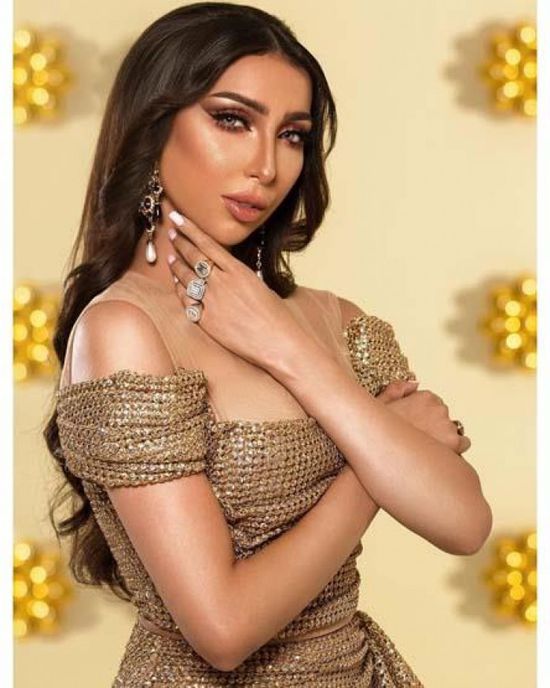 دنيا بطمة تتألق بإطلالة ذهبية في أحدث جلسة تصوير (صور)