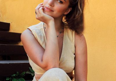 لارا إسكندر معلقة على صورتها مع محمد صلاح :"الملك بنفسه"