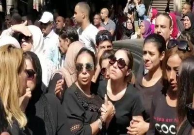 بالصور.. ابنة طلعت زكريا تنهار أثناء تشييع جنازته بالإسكندرية